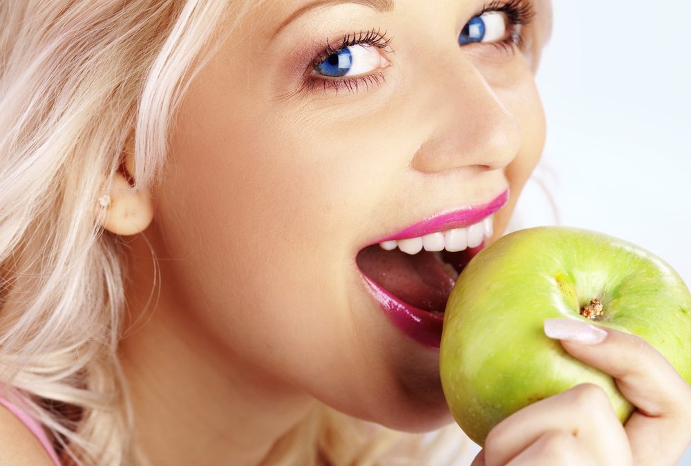 Kola a ovocné džusy jsou nejčastější příčinou eroze zubů